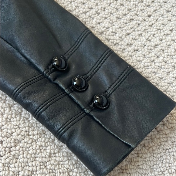 Elegant Black Women's Leather Jacket - Picture 9 of 10